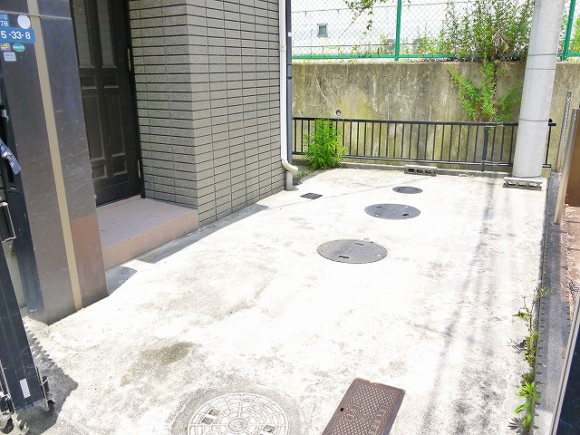 四条大路戸建（5-33-8）の駐車場