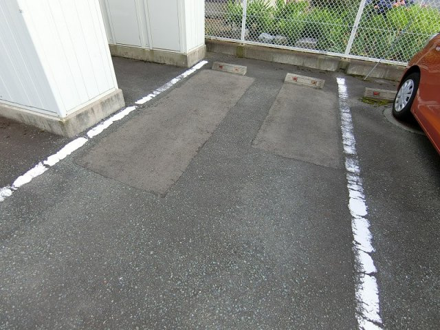 マンションヴェルテスⅡ　の駐車場