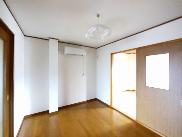 リバーサイド100の洋室|落ち着いた色調の洋室です