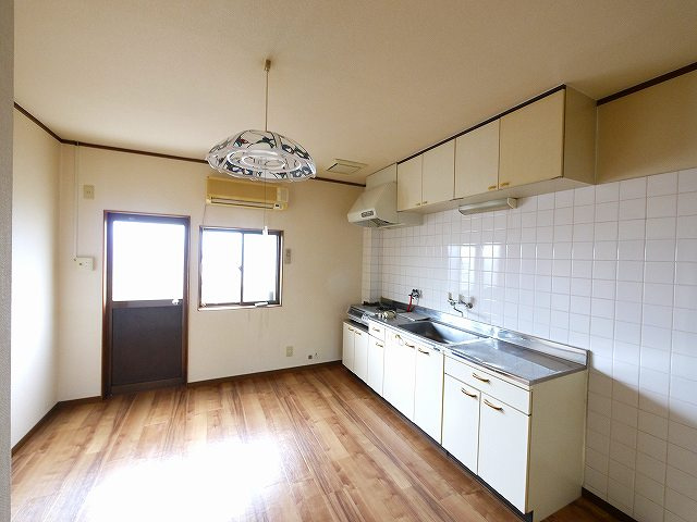 リバーサイド100の居間・リビング|きれいなキッチンです