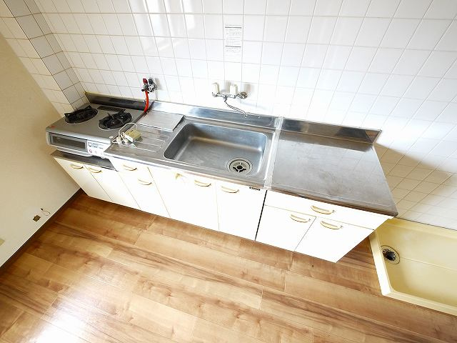 リバーサイド100のキッチン|コンパクトなキッチンで掃除もラクラク