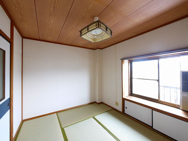 リバーサイド100の寝室|広くて明るい寝室