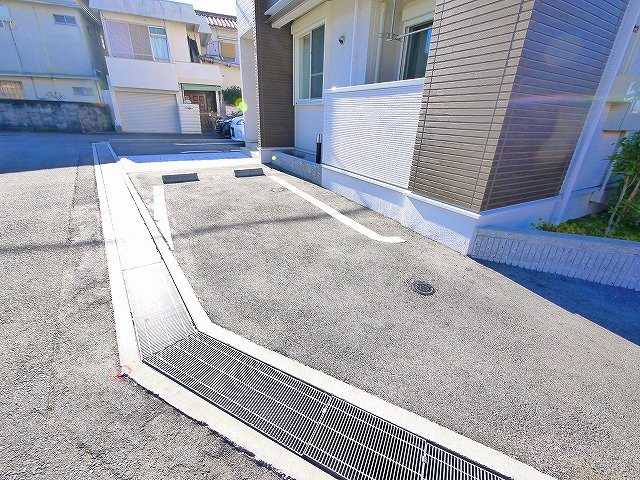ワイズの駐車場|駐車場があるので、車を買う予定の方も安心です