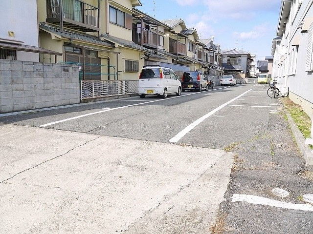 阪和阪手ドミールA棟の駐車場|駐車場があるので、車を買う予定の方も安心です