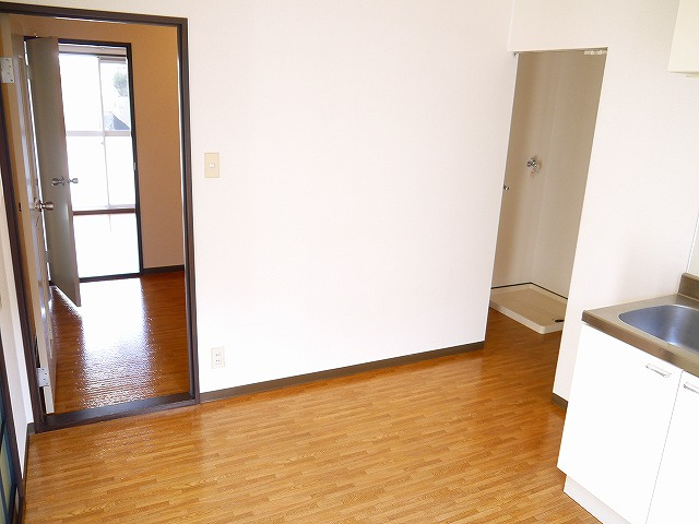 阪和阪手ドミールＡの居間・リビング|ゆったりとした居間です