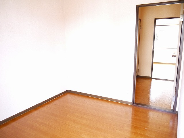 阪和阪手ドミールＡの洋室|落ち着いた色調の洋室です