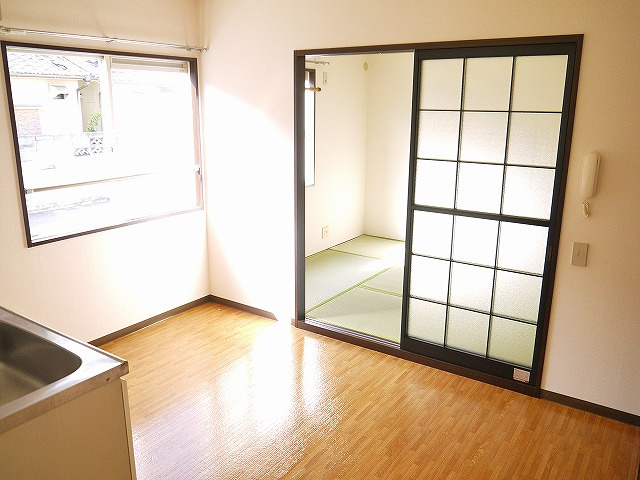 阪和阪手ドミールＡの居間・リビング|ゆったり過ごせる居間です