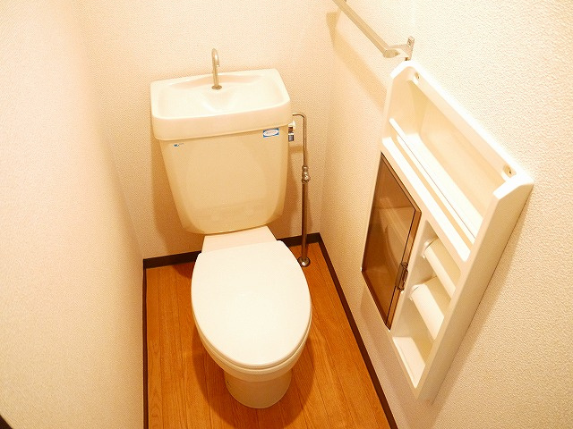 阪和阪手ドミールＡのトイレ|ゆったりとした空間のトイレです