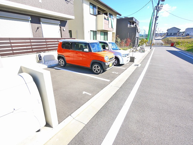 Maison　Spica（メゾン　スピカ）の駐車場