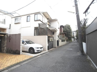 【前面道路含む現地写真】 | 世田谷区玉川田園調布2丁目中古二世帯住宅9800万円前面道路1