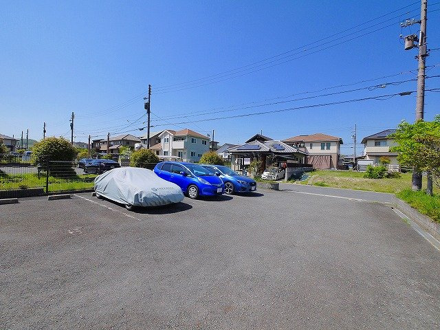 バーベナ光台I棟の駐車場|駐車スペースもあります