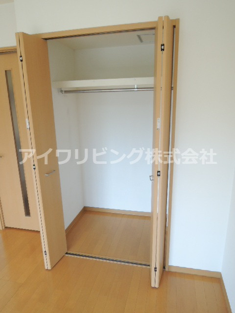 リトルグローブの収納|クローゼット右から【リトルグローブ】