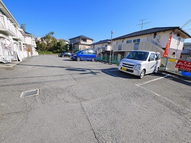 ファミーユ京西の駐車場
