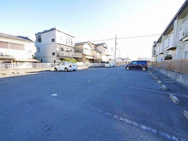 ピノハイツの駐車場