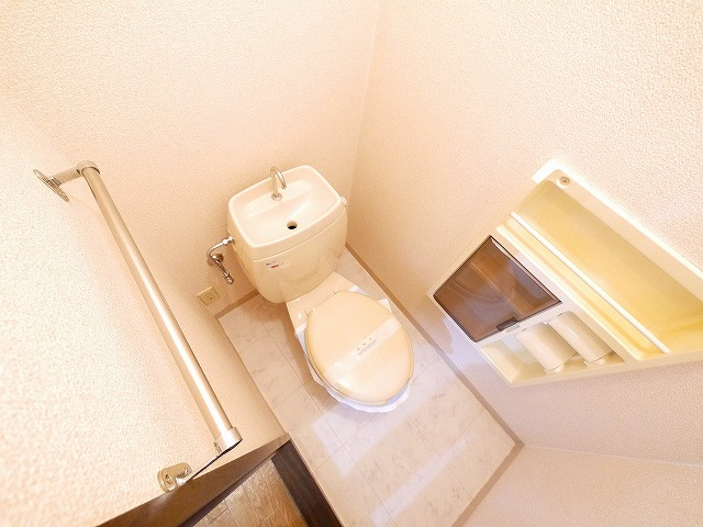 ピノハイツのトイレ|落ち着いた色調のトイレです