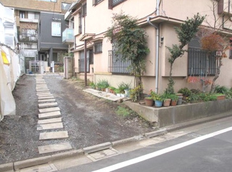 【前面道路含む現地写真】 | 渋谷区代々木4丁目売地6100万円南側道路