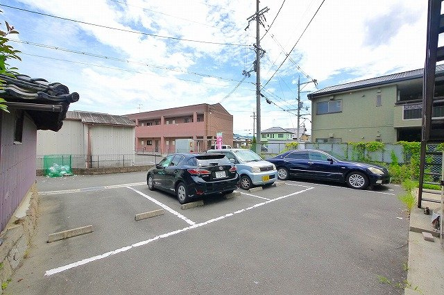 コーポ西口の駐車場|車をお持ちの方に嬉しい駐車場付きの物件です