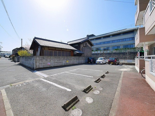 バード平城山の駐車場