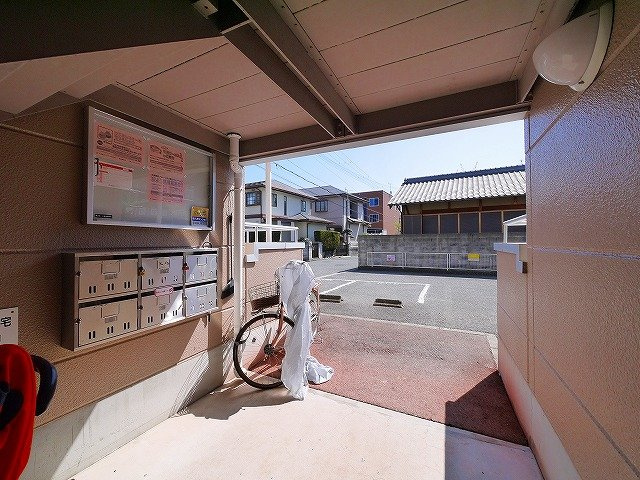 バード平城山のエントランス