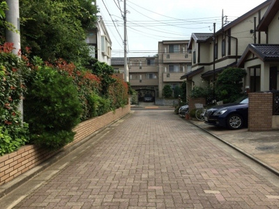 【周辺】 | 浜田山３丁目戸建賃貸住宅 | インターロッキングの前面道路　浜田山３丁目戸建賃貸住宅