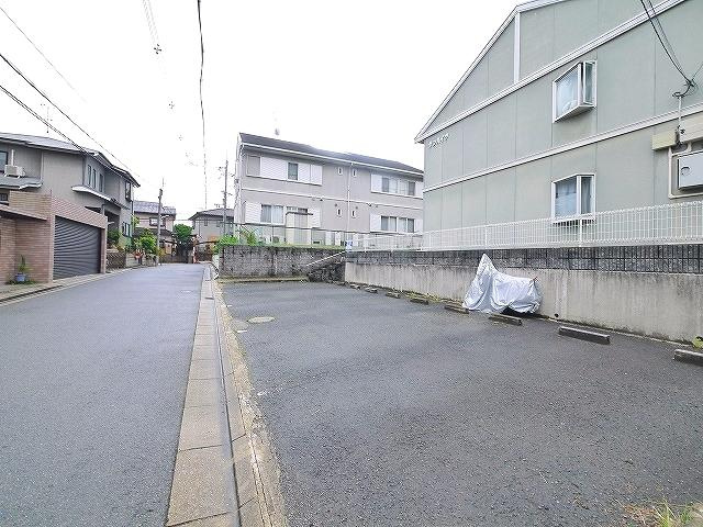 サンハイツ（六条）の駐車場|駐車場があるので、車を買う予定の方も安心です