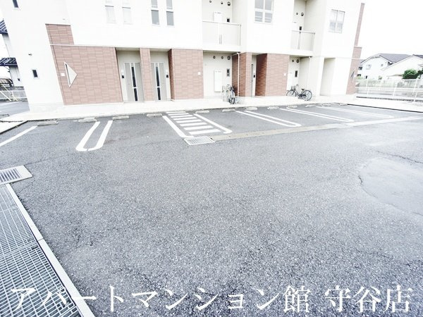 メゾン・フランの駐車場
