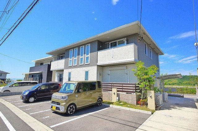 コリーヌ城山台の外観|落ち着いた雰囲気の外観です