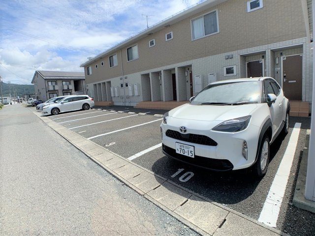 ファミィーユKの駐車場