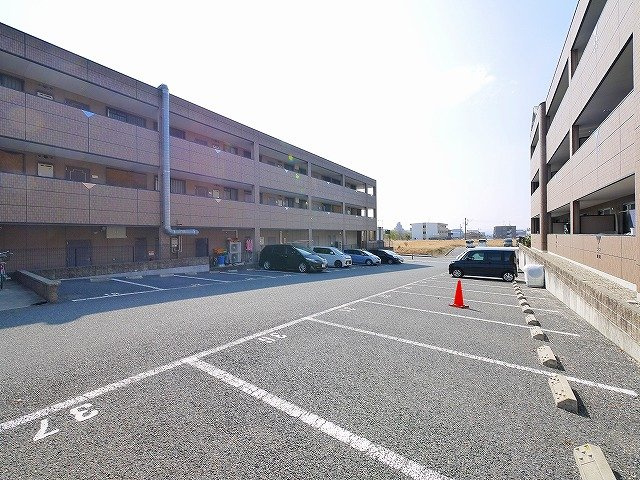 グランファミーユBアンジュの駐車場|お車をお持ちの方はこちらへ駐車できます。