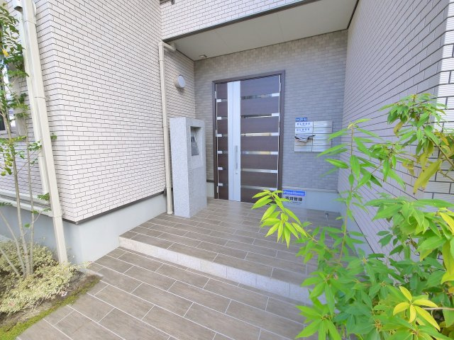 レーブプランドールのエントランス|オートロック付きで安心。