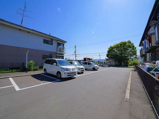 シャトリエ住吉の駐車場|駐車場があるので、車を買う予定の方も安心です