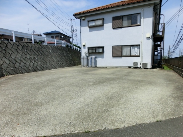 三番館の駐車場|三番館　駐車場（コンクリート敷き）