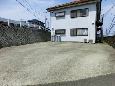 【駐車場】 | 三番館 | 三番館　駐車場（コンクリート敷き）