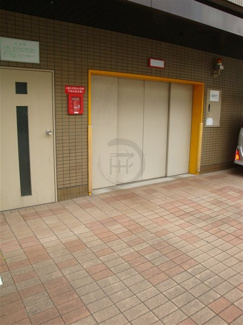 【駐車場】 | 立体駐車場　入り口