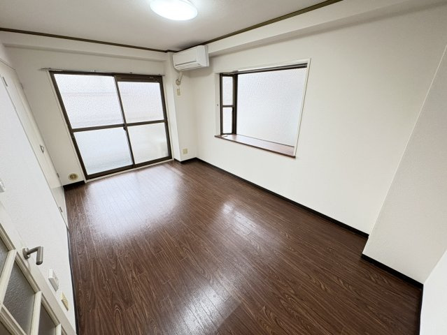 山内ビルの居間・リビング