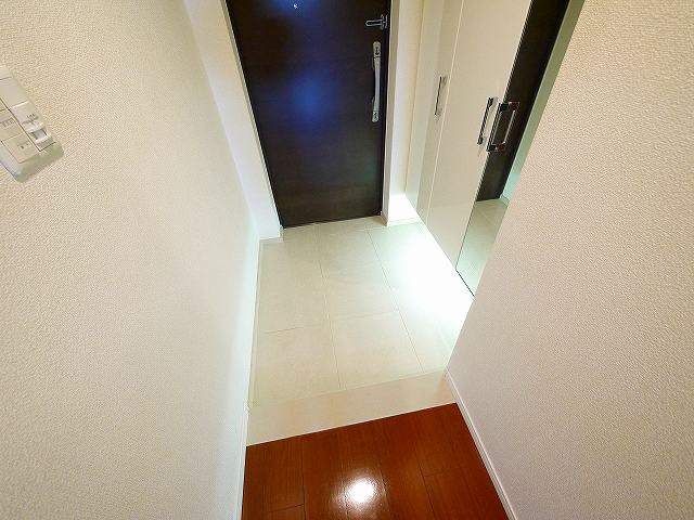 レイセニット奈良グラン・ヴェルジェの玄関|明るい玄関です