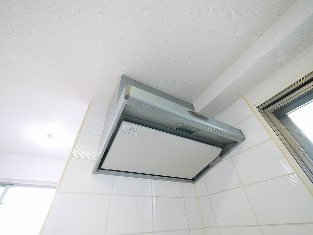 レイセニット奈良グラン・ヴェルジェのキッチン|大きな換気扇もついてます。