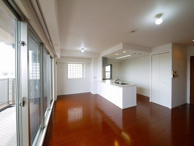 レイセニット奈良グラン・ヴェルジェの居間・リビング|ゆったり過ごせる居間です