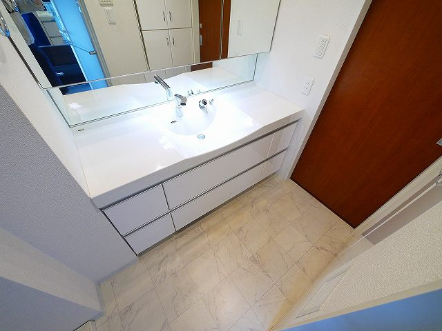 レイセニット奈良グラン・ヴェルジェの洗面所|明るい洗面所です