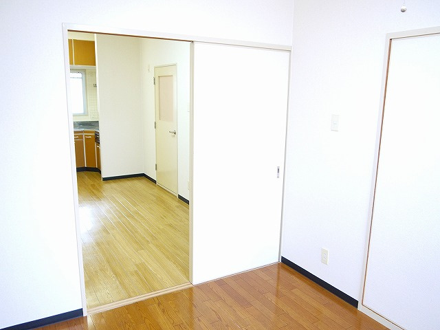 SSKビルの洋室|明るい洋室です