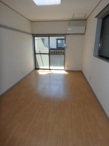 パールハイツ吉川の洋室