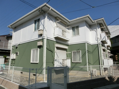 【外観】 | プラザ海神 | プラザ海神　木造２階建　ツートンカラーの明るい外壁　南東向きです