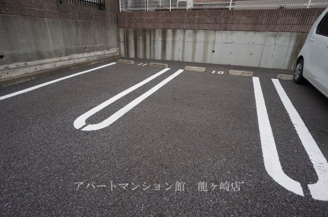 ラフレシールの駐車場