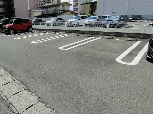 シャルマンメゾンの駐車場