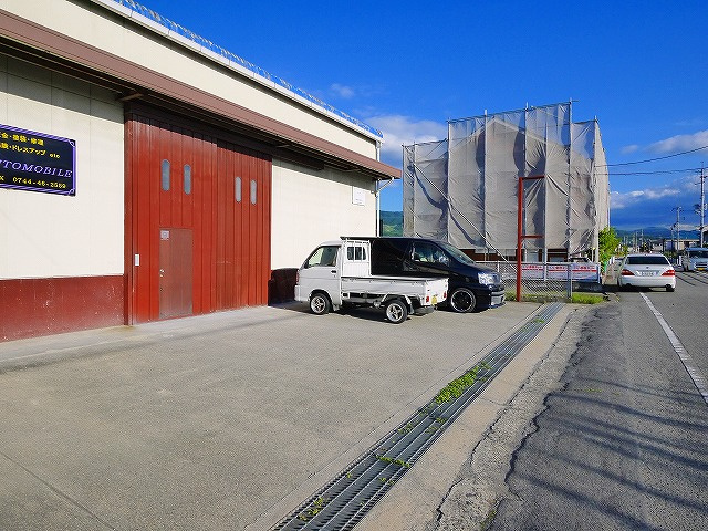 東新堂工場の駐車場