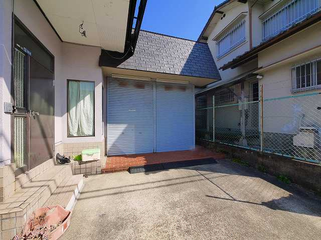 恋の窪戸建の駐車場