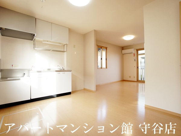 ハイツ・クレール坂東Cの居間・リビング|類似です