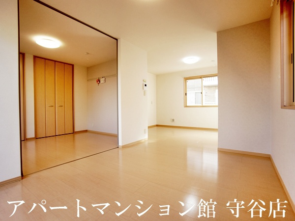 ハイツ・クレール坂東Cの居間・リビング|類似です