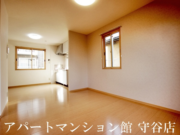 ハイツ・クレール坂東Cの居間・リビング|類似です