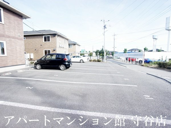 ハイツ・クレール坂東Cの駐車場